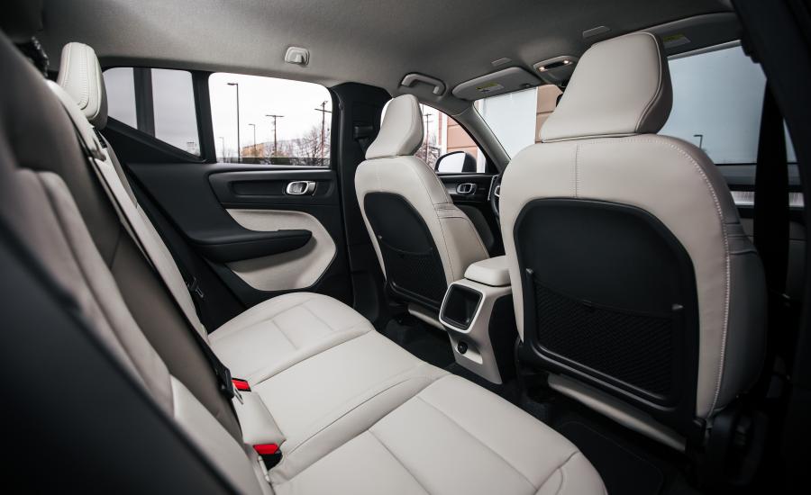 Интерьер Volvo XC40 T4 Momentum 2018 года  (NA) (фото 8 из 36)